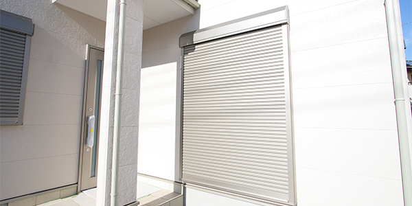 リフォームで設置する人も増えている! 雨戸の種類やメリット